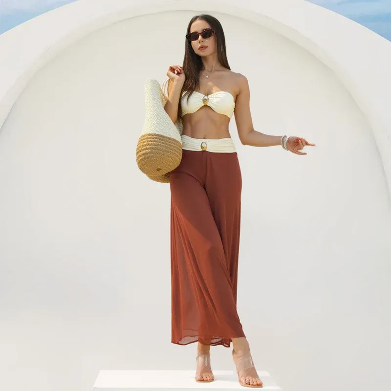 Damen Bandeau-Bikini mit elegantem Wickelrock und modischem Schmuckdetail – Maréssa