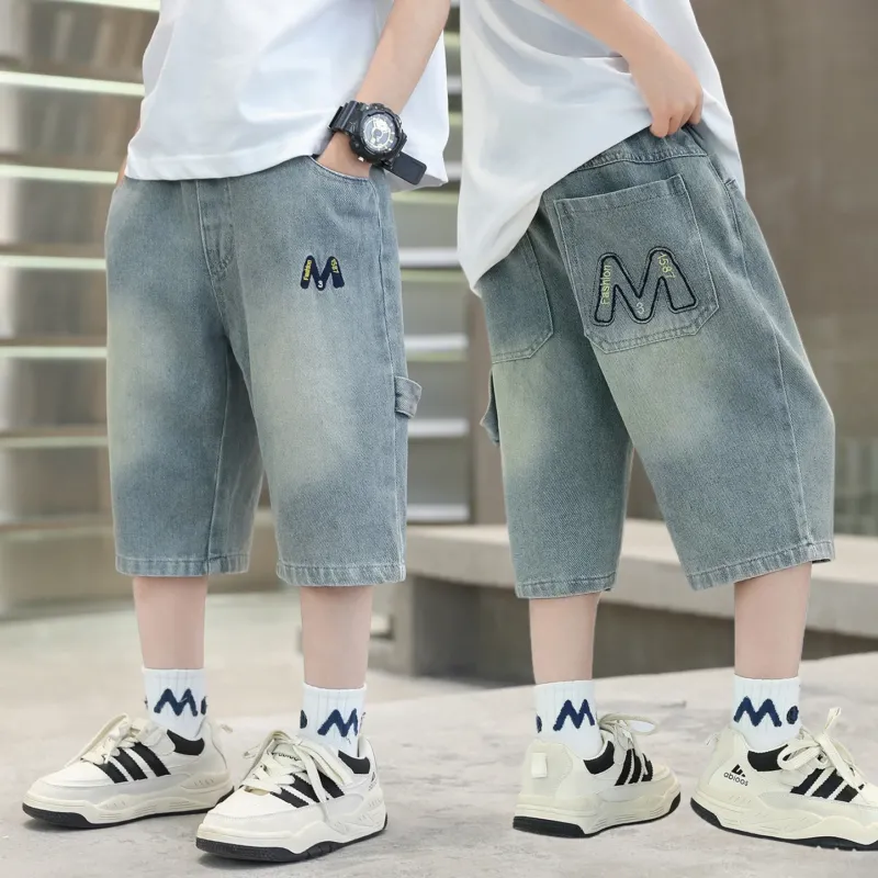 Jungen lässige Denim-Shorts mit originellem Stickmotiv